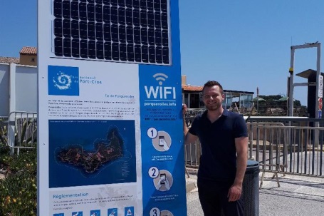 Borne wifi d'information face au risque incendie à Porquerolles. Crédit photo : Parc national de Port Cros