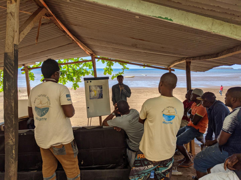 Les agents du Parc marin de Mayotte exposent le projet de DCP aux pêcheurs de Nyambadao. Crédit : Cyrielle Jac / OFB