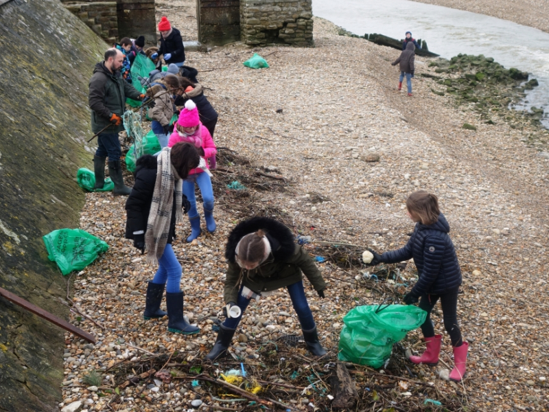 Ramassage déchets marins par des élèves dans le cadre d'un projet d'aire marine éducative - Crédit : Line Viera / OFB