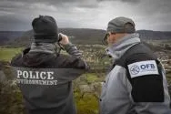 Photo de deux agents de l'OFB en observation