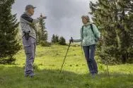 Photo d'un agent de l'OFB en discussion sur le terrain avec une randonneuse