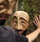 masque sur un arbre