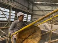 Photo d'un agent de l'OFB portant une carapace de tortue en direction d'un incinérateur