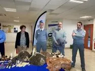 Des agents de l'OFB posent à côté d'objets issus d'espèces animales menacées saisis lors d'opérations de police de l'environnement.