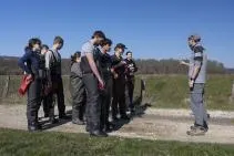Photo : un agent de l'OFB s'exprime devant des étudiants