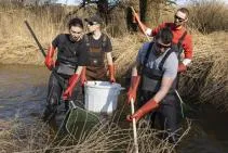 Photo : étudiants pratiquant une pêche électrique dans un cours d'eau