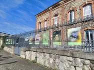 Des panneaux pédagogiques sur lesquels figurent des espèces du bocage ligérien sont exposées sur les grilles devant l'implantation de Montbrison du service départemental de la Loire