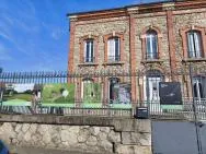 Des panneaux pédagogiques présentants des espèces du bocage ligérien sont présentés devant les grilles du service départemental de la Loire de l'OFB à Montbrison