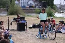 Photo de l'actrice sur le vélo générateur d'électricité