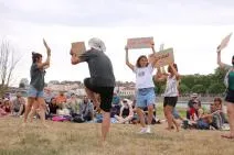 Photo de spectateurs sollicités lors du spectacle pour brandir des panneaux révendicateurs