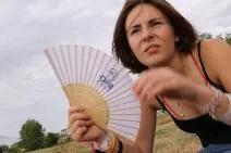 photo d'une jeune spectatrice agitant un éventail portant le logo de l'OFB