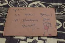 Photo d'un panneau au sol brandi pendant le spectacle. Panneau où on lit d'une écriture enfantine "Quand je serai grand je voudrais être vivant""