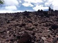 Photo d'un flanc de colline entièrement caillouteux (brun rouge)