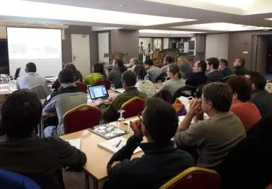 photo de groupe de dos devant une projetction