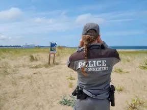Photo d'un agent survaillant la zone de protection renforcée de l'estuaire de l'Orne