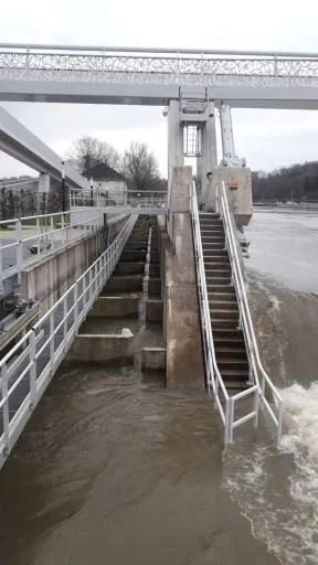 Passe à poissons constituée de bassins successifs, située en parallèle d'un barrage sur la Seine