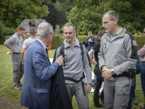 Photo d'agents de l'OFB en discussion sur le terrain avec des partenaires 