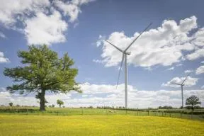 Photo d'éoliennes en campagne dans le Centre-Val de Loire