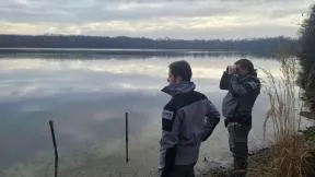 Deux agents de l'OFB en mission de surveillance sur la grippe aviaire