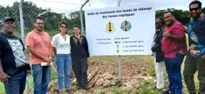 Les équipes de la Province des Iles Loyauté et de l'OFB sont réunis autour du panneau de chantier des lits de séchage des boues d'épuration de Lifou