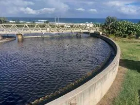 Photo d'un clarificateur de la station d'épuration de Pierrefonds avec l'océan en arrière plan