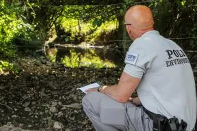 Photo d'un agent de l'OFB lors d'un contrôle sècheresse