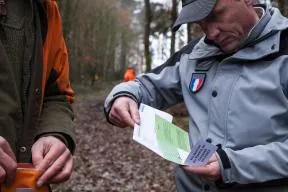 Photo d'un contrôle d'un permis de chasser par un agent de l'Office français de la biodiversité