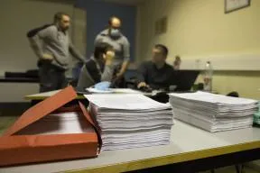 Photo de dossiers empilés dans le cadre d'une procédure judiciaire sur le Lynx