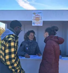 Photo d'un agent de l'Office français de la biodiversité discutant avec deux personnes sur un stand lors de la Fête de l'animal de Saint-Pierre-et-Miquelon