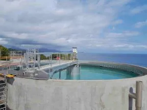 Station d'épuration de Koungou en construction, test en eau du clarificateur