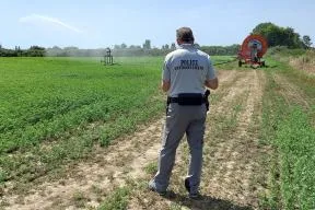 Agent de l'OFB lors d'un contrôle d'un arrêté sécheresse en Corse