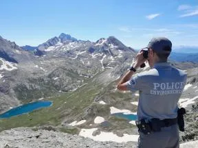 Agent de l'OFB en opération de contrôle dans les aires protégées