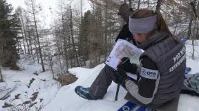 Agent de l'OFB pendant une opération de comptage de bouquetins