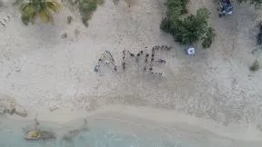 Vue du ciel des élèves de l'aire marine éducative du Mont des Accords à Saint-Martin