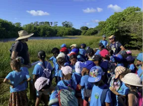 Élèves impliqués dans la gestion d'une aire éducative à Saint-François en Guadeloupe