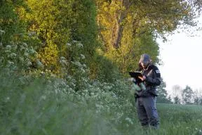 Un agent OFB suit l'évolution d'un bocage par le comptage d'oiseaux
