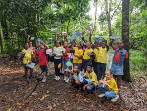 Élèves impliqués dans la gestion de leur aire éducative en Guadeloupe