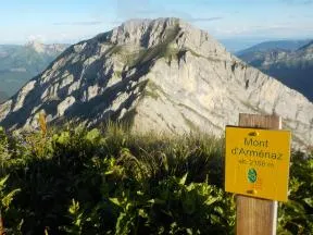 Paysage de montagne, vue depuis le sommet d'une montagne, au coeur de la Réserve nationale de chasse et de faune sauvage des Bauges