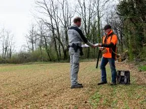 Un agent OFB vérifie le permis de chasser d'un chasseur