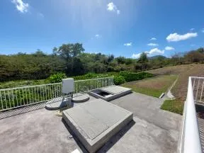 Photo de la station de traitement des eaux usées à filtres plantés de végétaux de la Taupinière, commune du Diamant, en Martinique