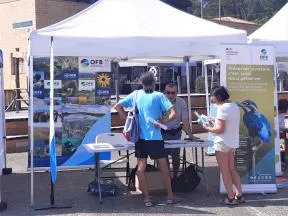 Un agent OFB tient un stand OFB lors d'une manifestation