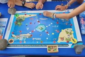 Financé par le programme TeMeUM en 2022, le Carbet des Sciences a édité un jeu pour sensibiliser à l'environnement : "Mareco-Caraïbes / rendez-vous au récif"