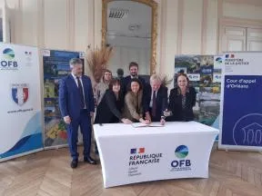 partenaires autour d'une table OFB pour signer la convention