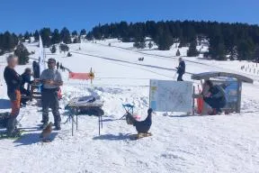 Un agent de l'OFB est en conversation avec un skieur non loin de pistes de ski de fond