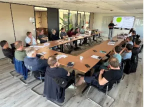 formateur et les stagiaires réunis autour d'une table