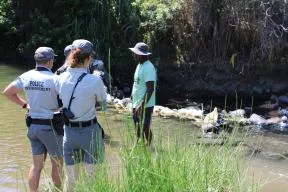 Photo montrant des agents de l'OFB en mission de lutte contre le braconnage de bichiques
