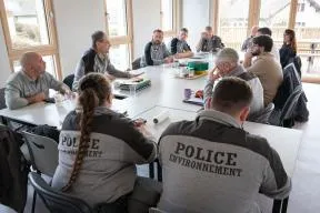 Photo de groupe en réunion avec l'équipe OFB du Doubs et le nouveau procureur de la République de Besançon et son équipe
