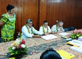 Des représentants du territoire de Wallis-et-Futuna signent un texte