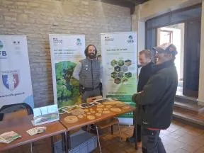 Photo d'un agent de l'OFB sur son stand au forum Agri Avenir de Pouilly en Auxois
