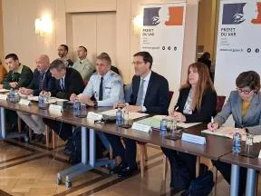 Photo de la réunion d'informations sur les espèces exotiques envahissantes qui s'est tenue le 13 février 2026 dans le Var, en présence de Monique Barbut, ministre de la Transition écologique, de la Biodiversité et des Négociations internationales sur le climat et la nature (en visioconférence), le préfet du Var et Éric Hansen, directeur interrégional PACA-Corse à l'OFB